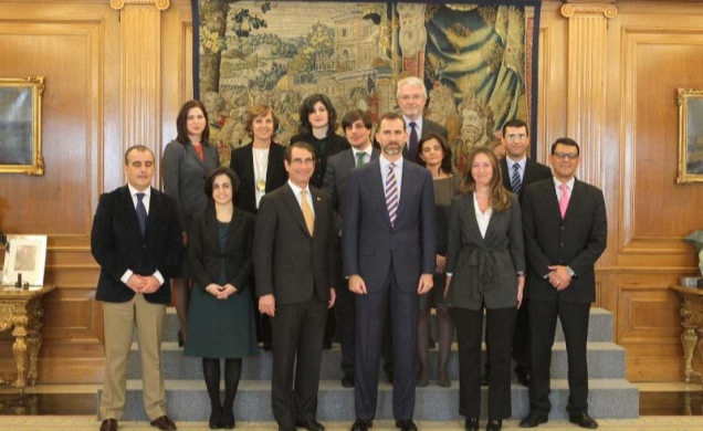 Su Alteza Real el Príncipe de Asturias junto a los participantes españoles en el "International Visitors Leadership"